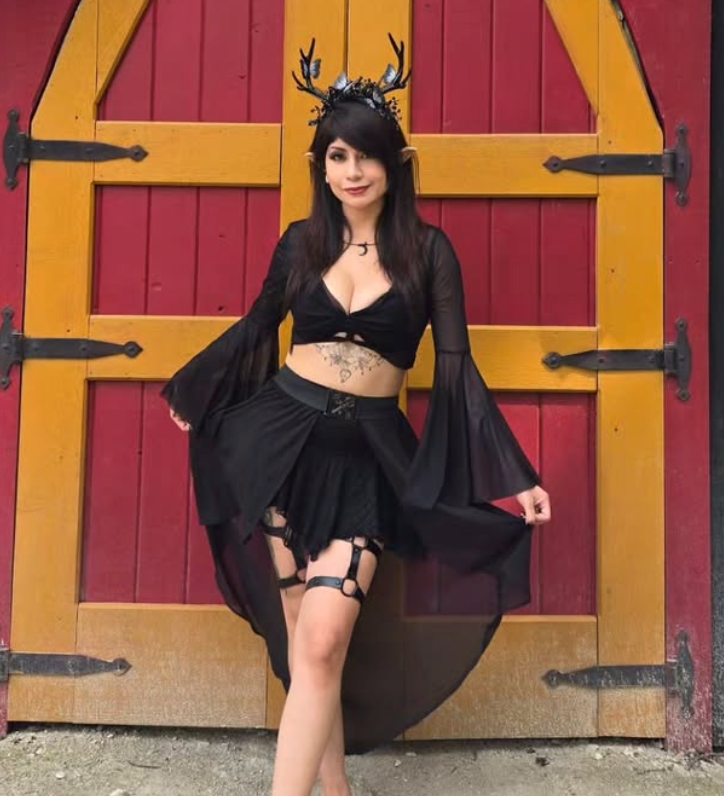 @itsmarleymann wearing Black Waist Cape Belt