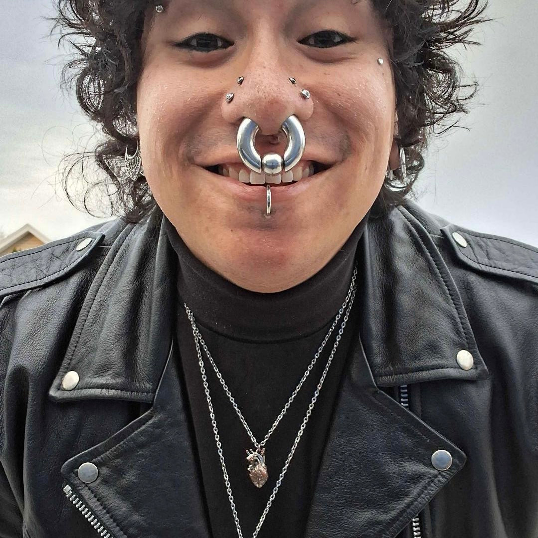 Drophopesanchor wearing Anatomical Heart Necklace